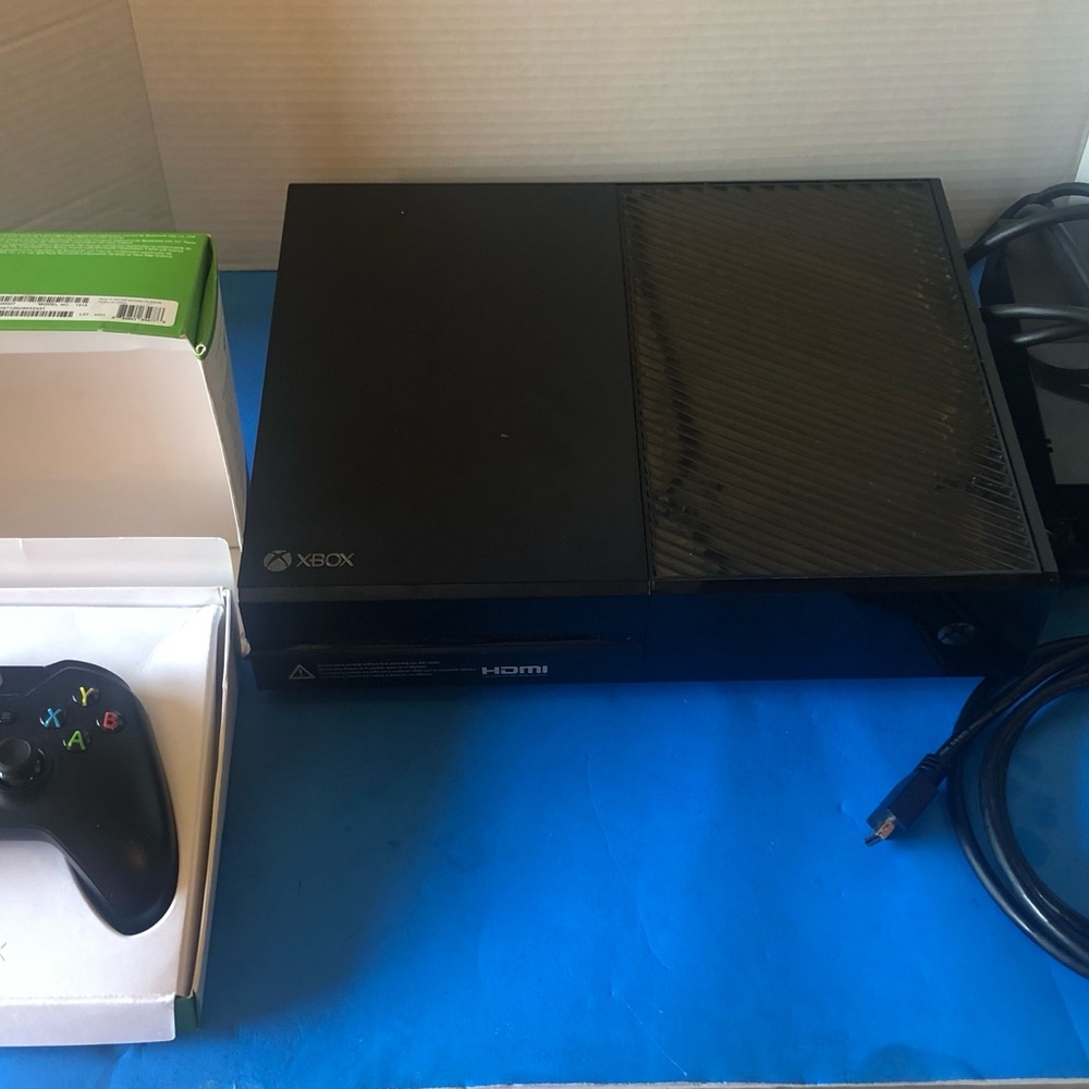 XBox One Game Console with Wireless Controller. All cables. Works Perfectly